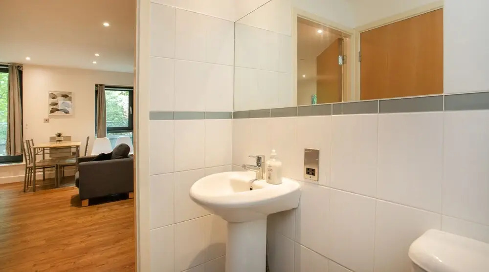 Spacious 2 Bed Parking Close To Centre
