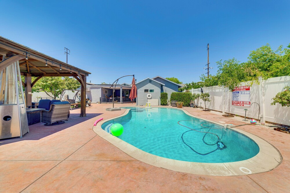 Game Room, Pool! Family Home 25 Mi to Disneyland