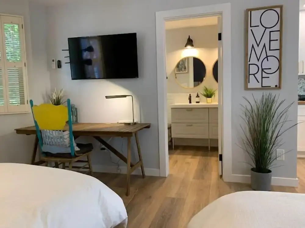 New Cozy Studio 2 Queen Beds, Kitchen Walk to Water