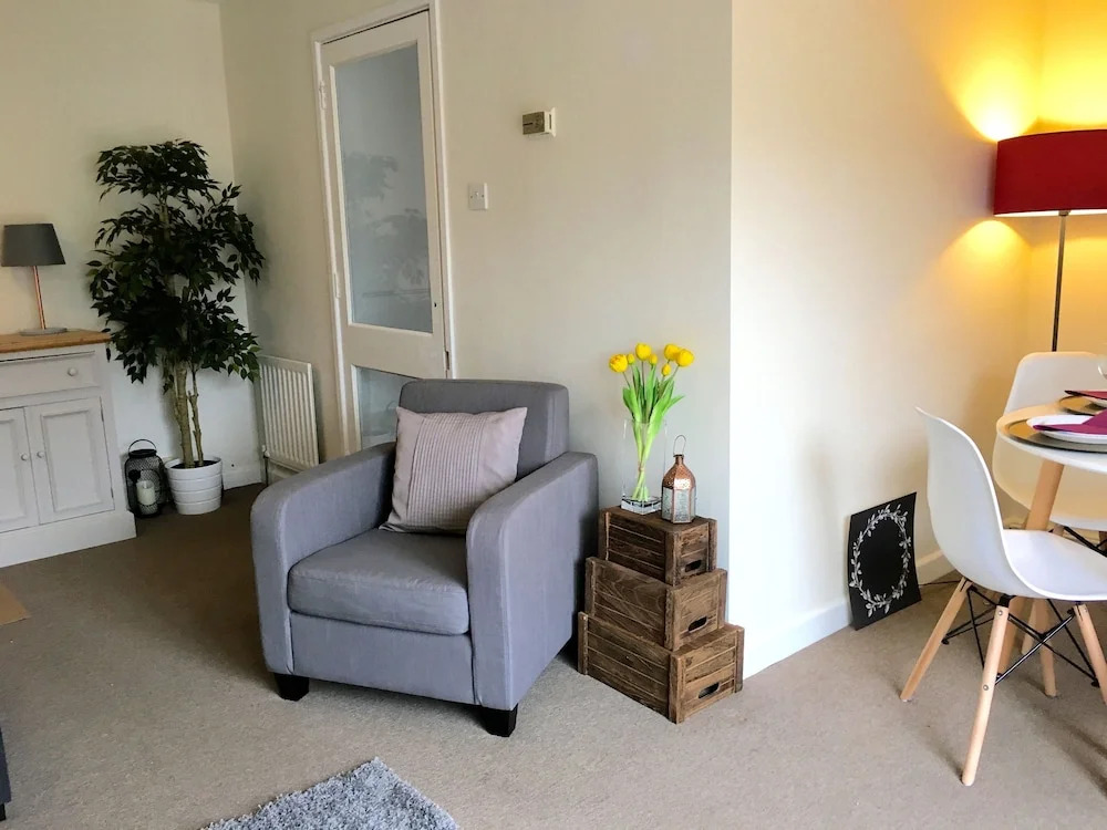 iRelocate - Garden Flat by the Sea