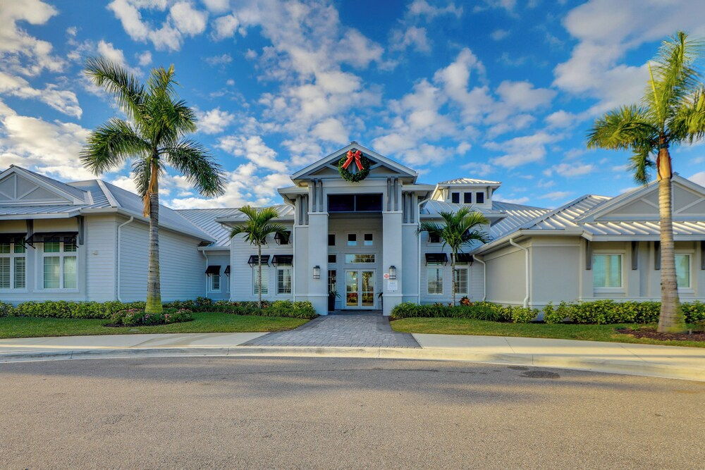 Resort-style Living! Walkable Bradenton Getaway