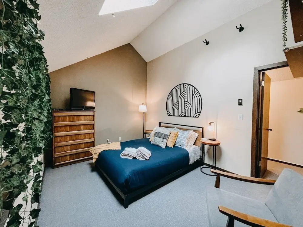 73sw - Wood Fireplace - Wifi - Views - Sleeps 6 2 Bedroom Home by Redawning