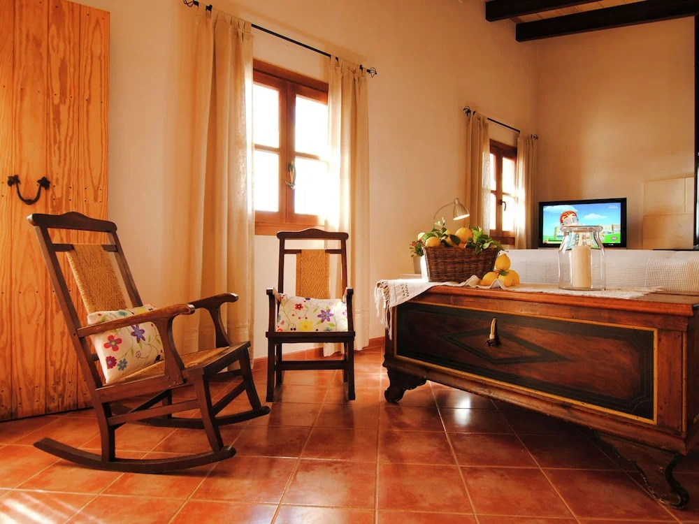 Spacious Cottage Near Santa Maria del Camí Centre