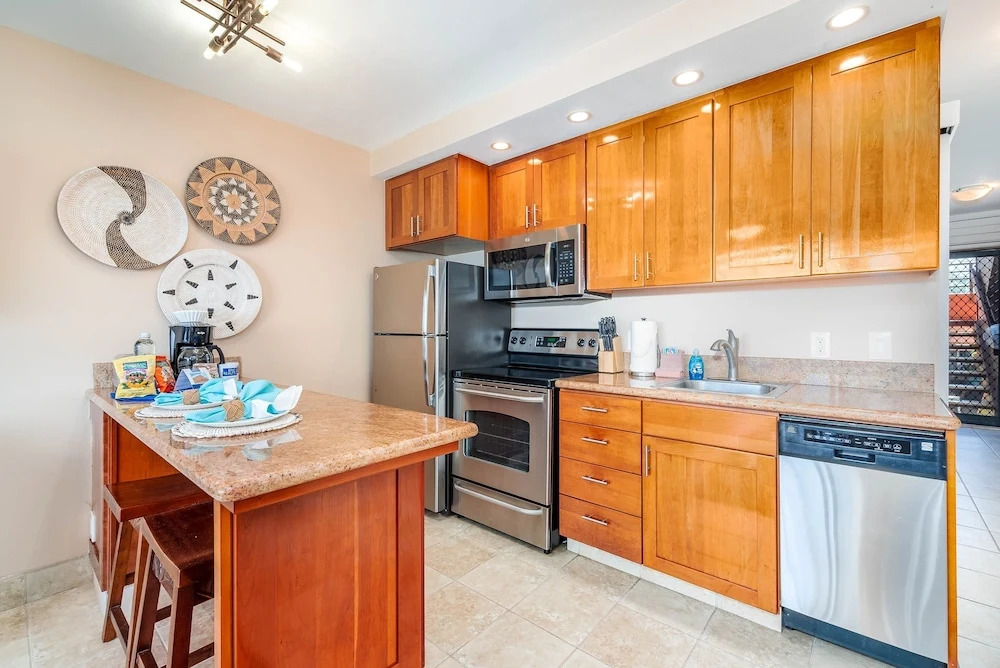 Kuleana 613 1 Bdrm 1 Bedroom Condo by RedAwning