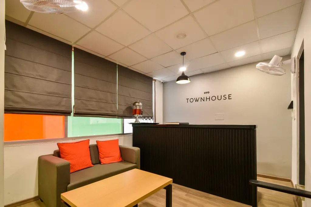 OYO Townhouse 263 Hotel Luxurs Shri Gopal Nagar