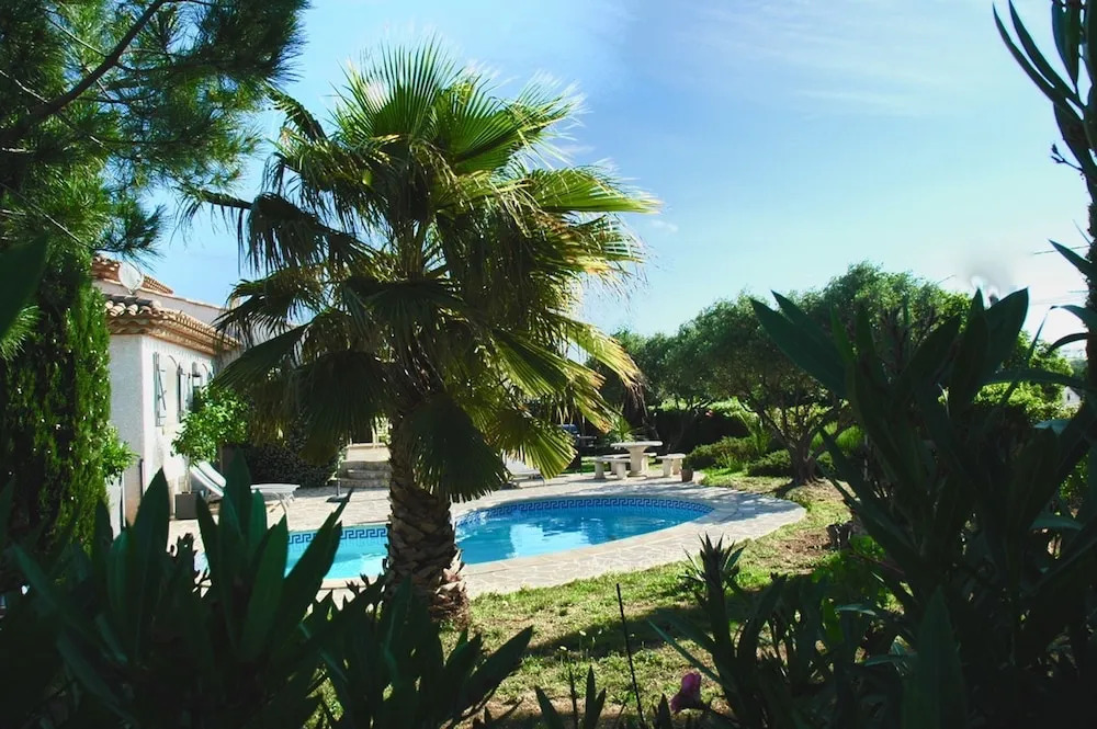 House With 4 Rooms in Pouzolles, With Wonderful Mountain View, Private