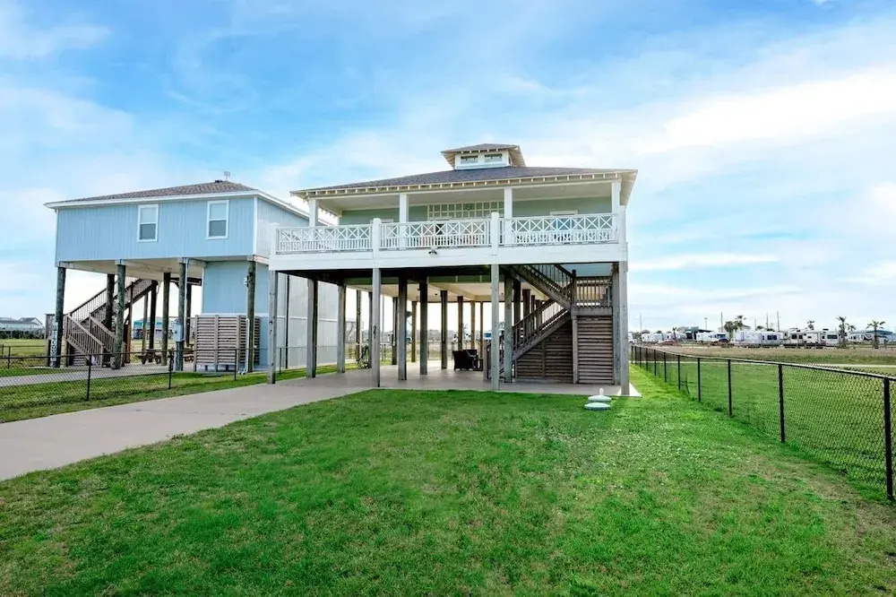 The Beach House 3 Bedroom Home by RedAwning