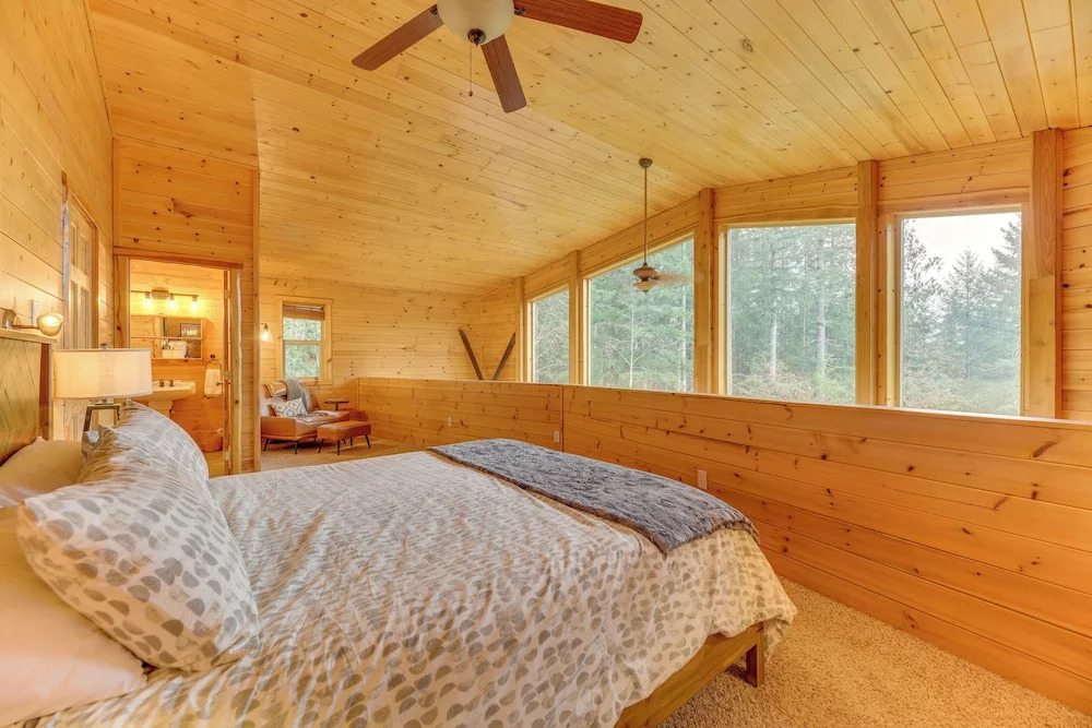 'grizzly Tower' Packwood Cabin w/ Hot Tub!