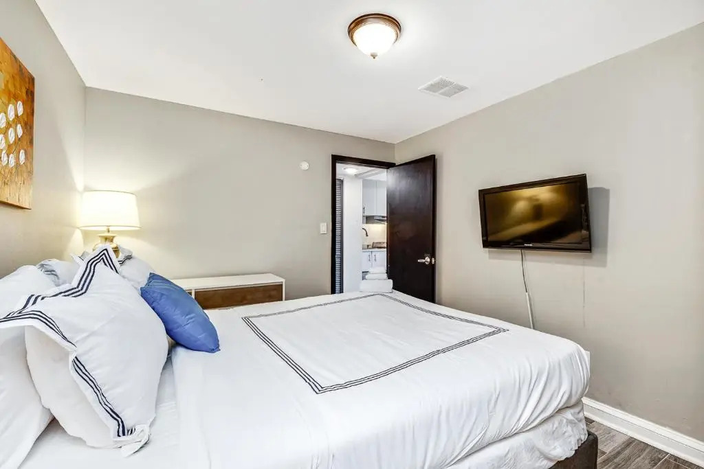 Elevator Newly Renovated Rittenhouse Square 1BR W/D, 3 Blocks to Park!