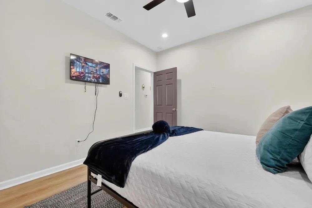 Lovely and Stylish Modern Home Near Downtown