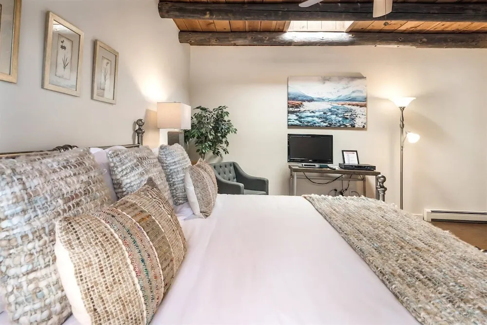 Old Santa Fe Trail - Walk Everywhere, Kiva Fireplace, Amazing Natural Light