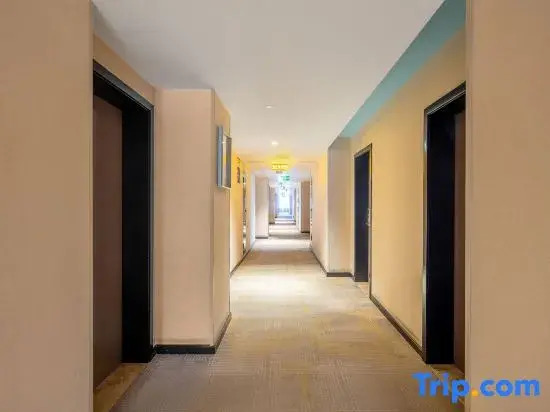 Yiyi Hotel (Chengdu West Railway Station Peifeng Road Subway Station)
