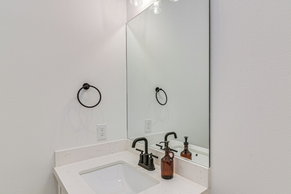 4 Mi to Dtwn: Wfh-friendly Retreat in Houston