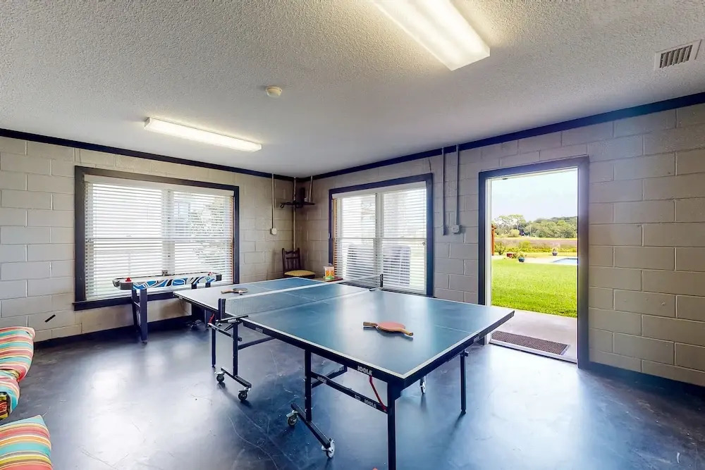 Fantastic Getaway With Private Pool, Deck, Game Room, AC & Fast Wifi