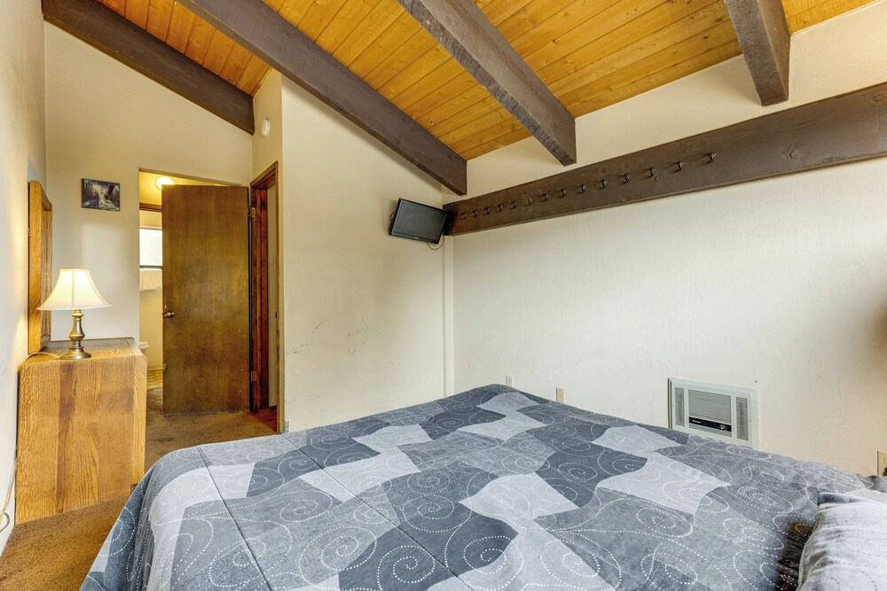 Mammoth Lakes Condo w/ Fireplace & Mountain Views