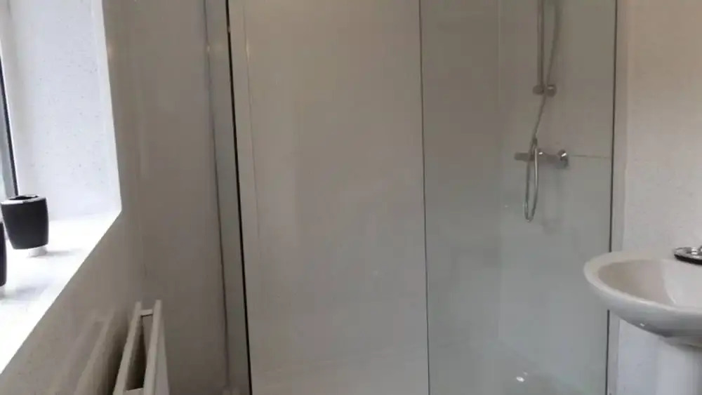Room in Guest Room - Spacious Double Room in Stoke