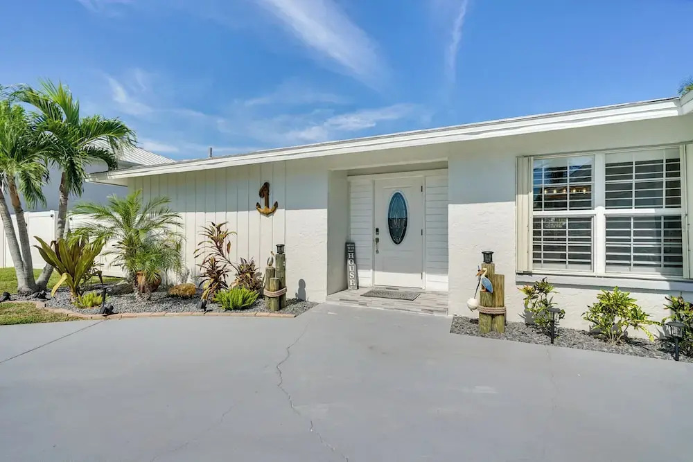 Hot Tub, Pool & Putting Green: Cape Coral Oasis!