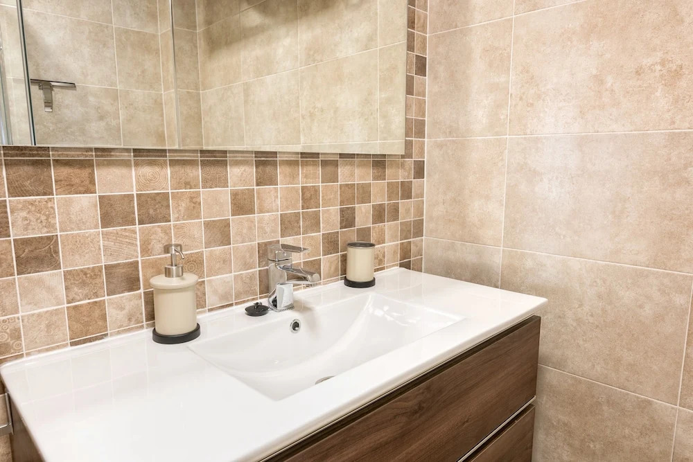 Malaga Station Apartment - Modern Apartment in Málaga Capital, 10 Mins Walk to Beach, Wifi