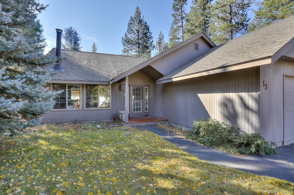Pet-Friendly 13 Ollalie Home features Double Car Garage by RedAwning