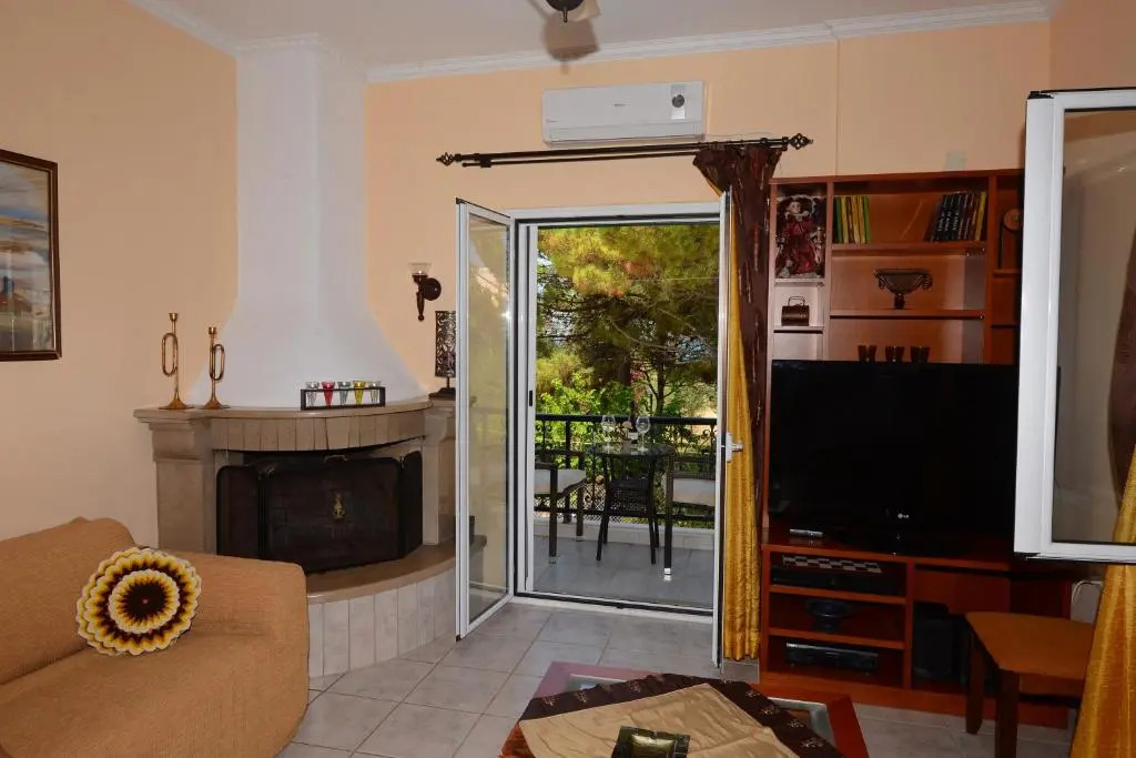 Roula's Studios & Apartment