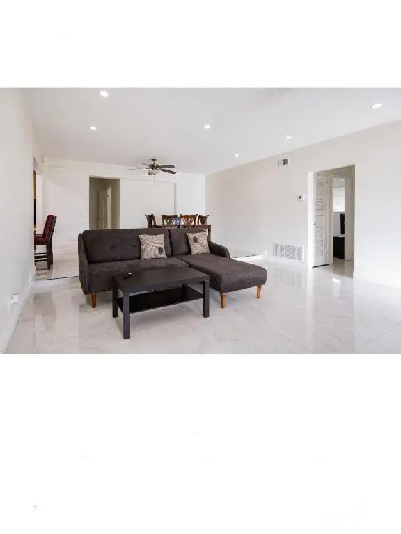 Spacious 4 bdr 2 bath home 10min to the beach Aventura mall