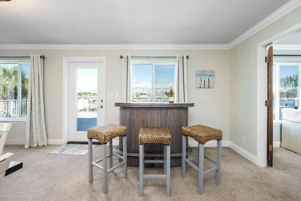 Harbor Seahorse - Outdoor Deck & Boat Dock