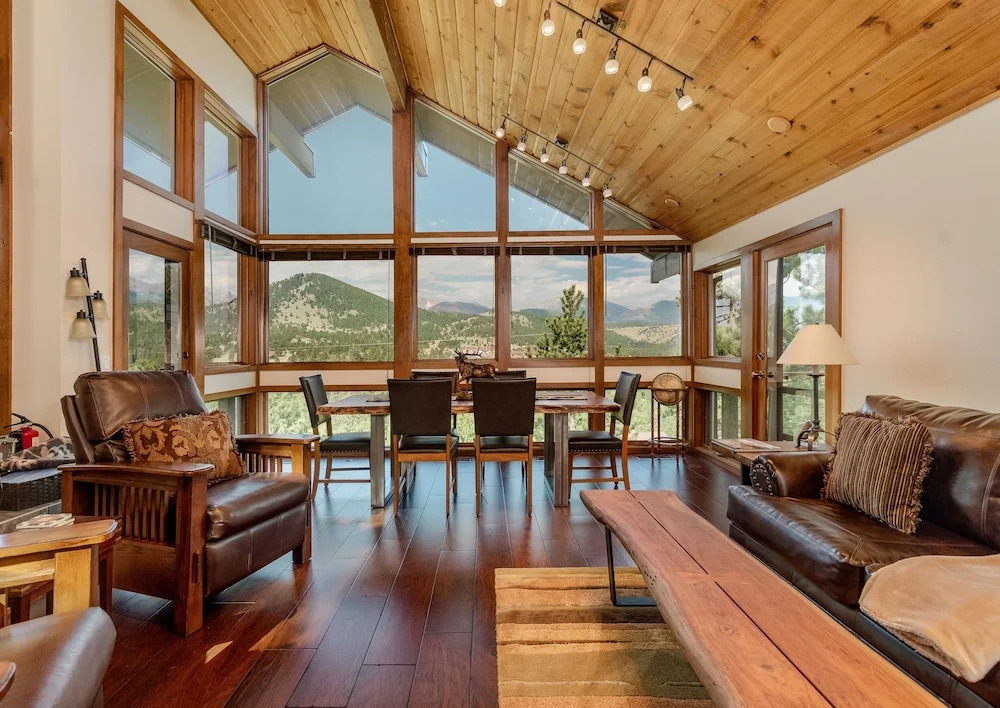 Herondale Luxury Vacation  At Windcliff 3 Bedroom Home by RedAwning