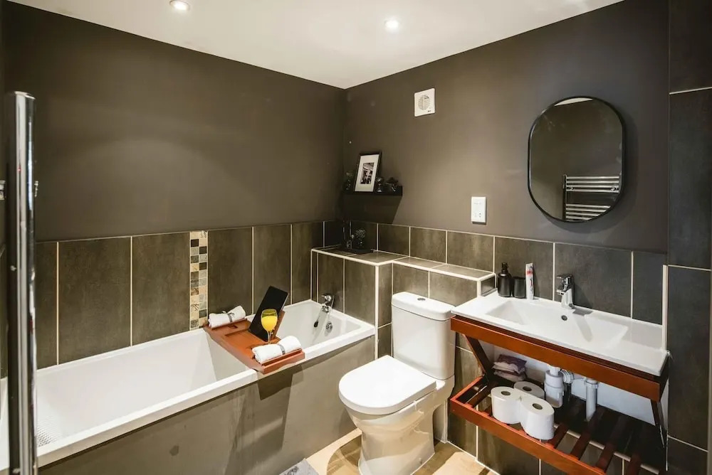 Luxe Living in a 2-bedroom Canary Wharf Haven