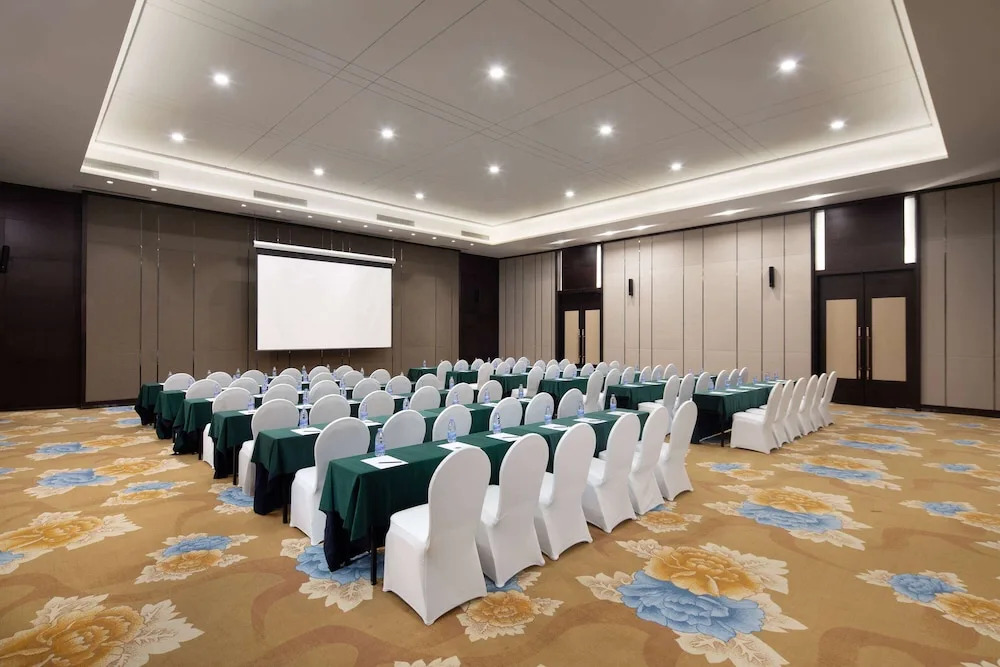 Days Hotel By Wyndham Fangchenggang Bailang Beach