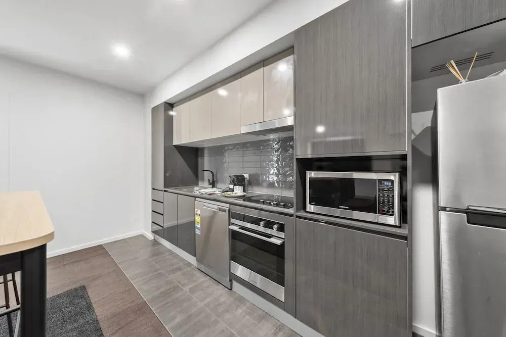 Bright 2-bed Apartment With Scenic Balcony