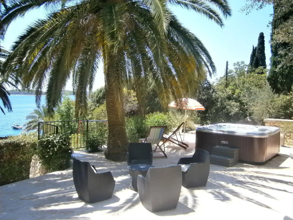 Hotel Moeesy, Blue & Green Oasis