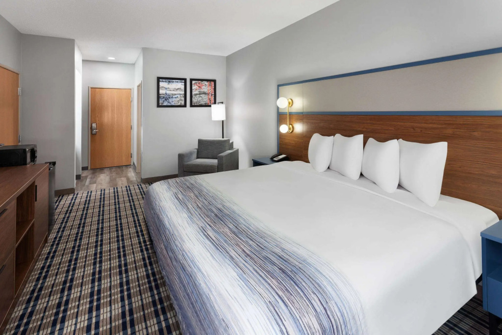 AmericInn by Wyndham Eagle River Downtown