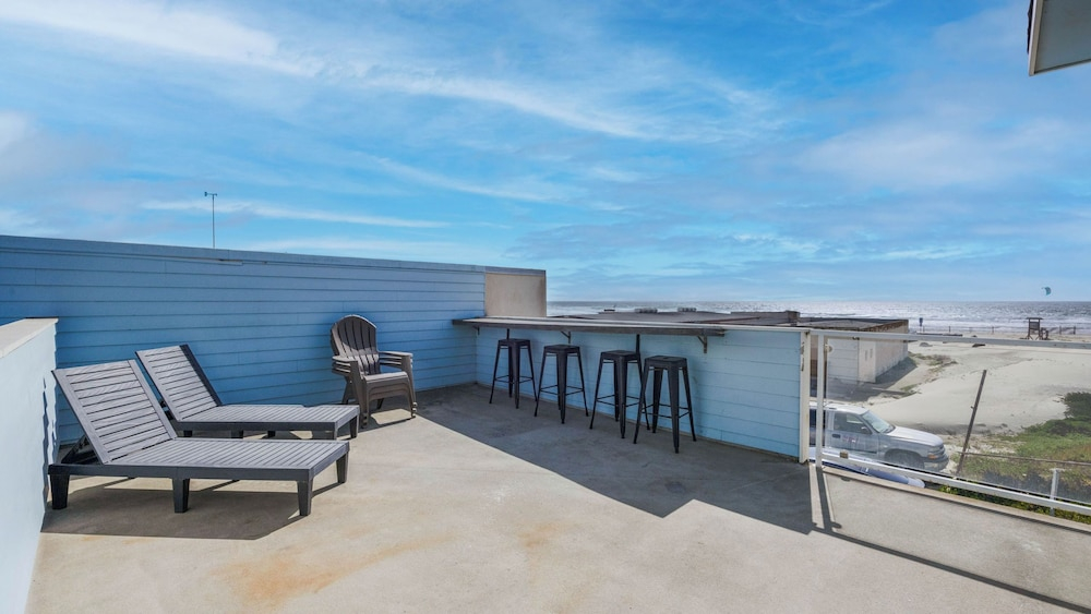Oceanfront 2BR + Rooftop Deck, & Beach Access Strand Way B