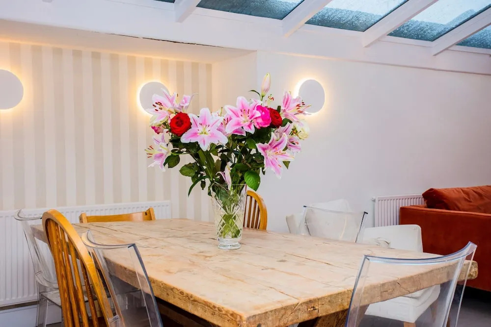 5 Bedroom Home in West London