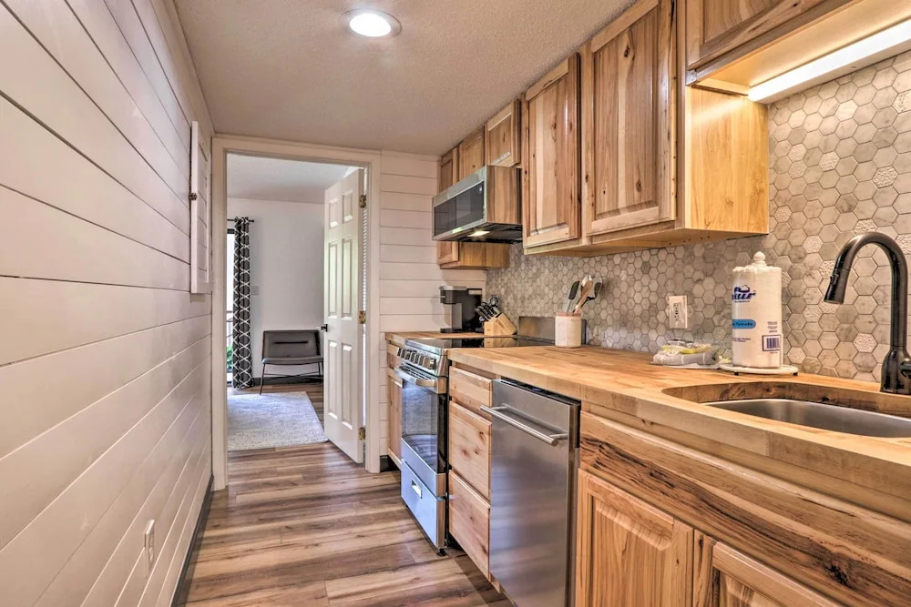 Walk Downtown! Gatlinburg Condo w/ Patio & Pool