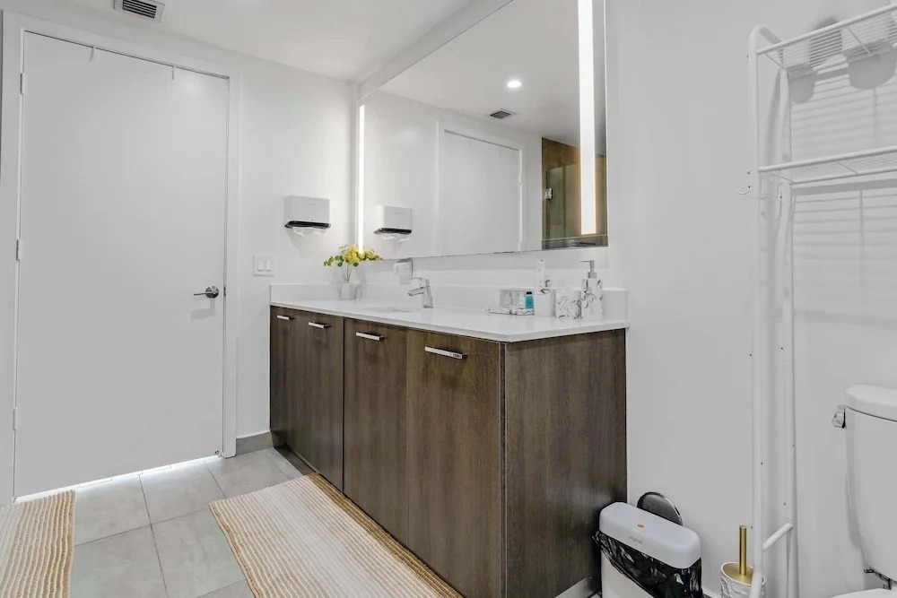 Downtown Miami 2BR Skyline Bay View Balcony Corner Suite Luxepad
