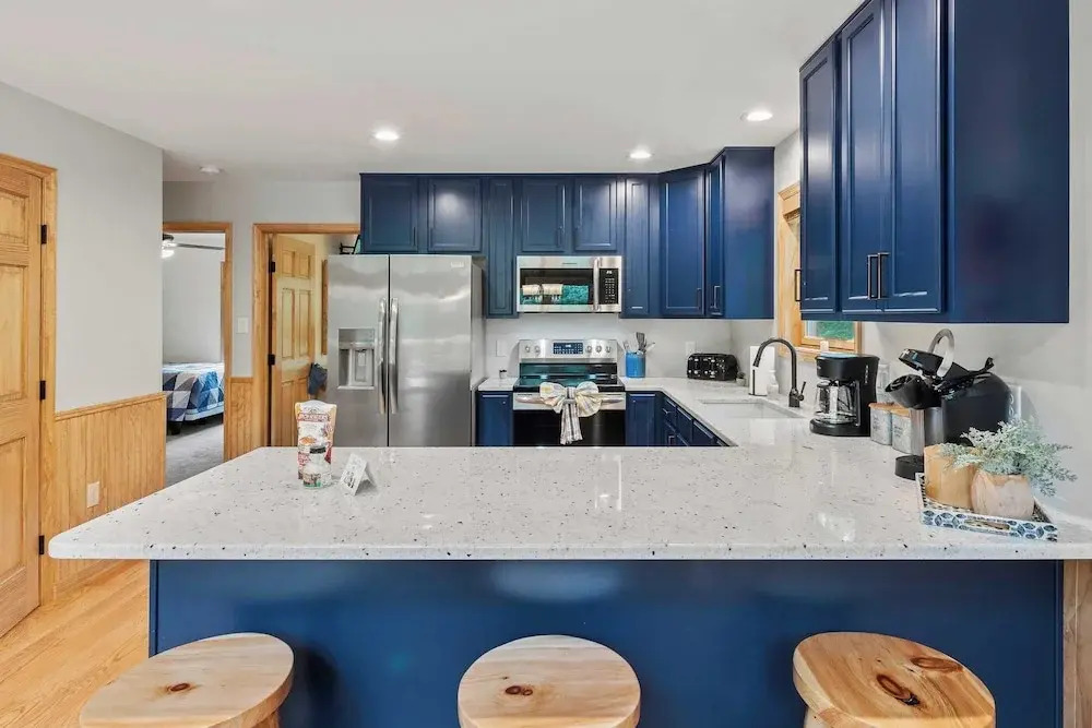 Bluejay Getaway by Avantstay Private Lake Cabin Hot Tub + Game Room Walk to Lake