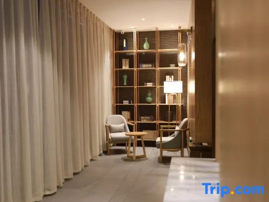 Xinyang Nanwan Lake Camellia Hotel