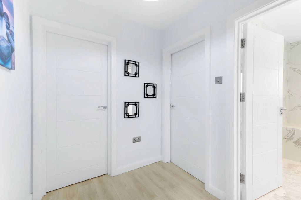 Modern 4 Bedroom House 03 With Parking in Farnham
