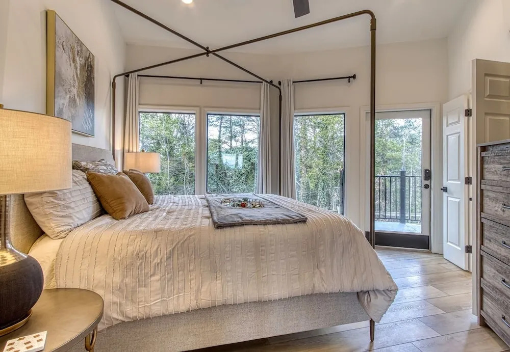 Mountain Valley Revival - Brand New Renovations, Close To Town, Panoramic Mountain Views!! 2 Bedroom Cabin by RedAwning
