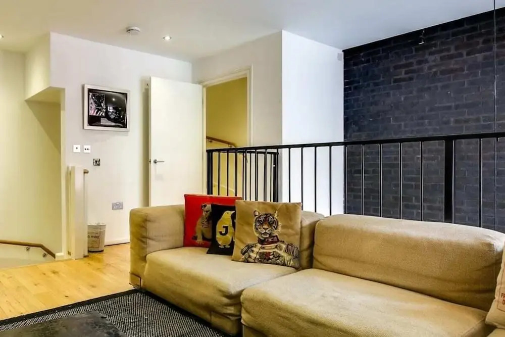 Stylish 2 bed 3 Storey House With Mezzanine