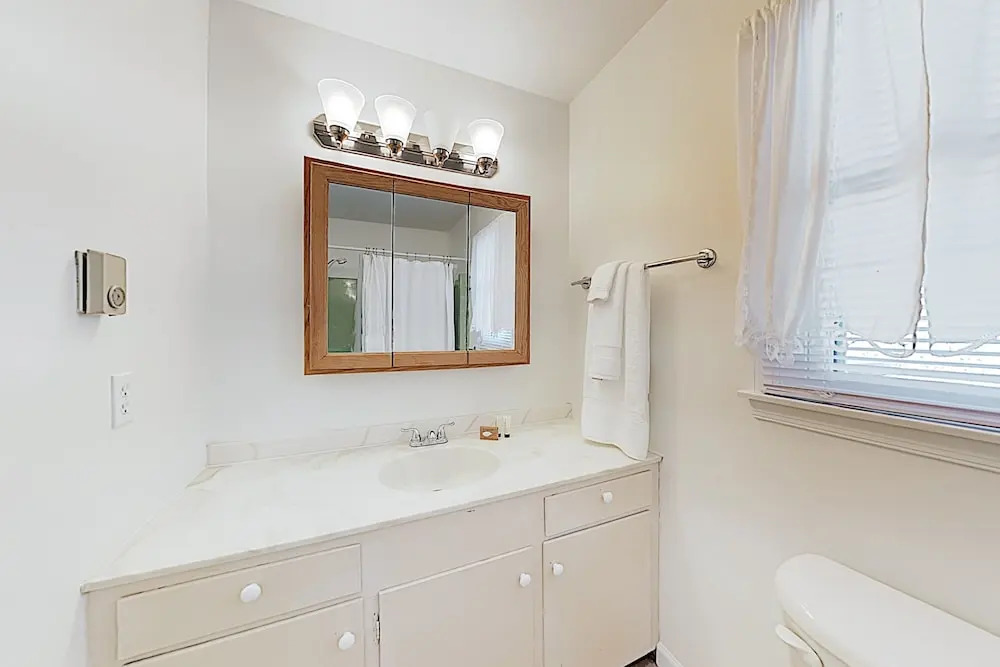 Tranquil Canal-front Getaway - 3 Blocks To Beach 4 Bedroom Home
