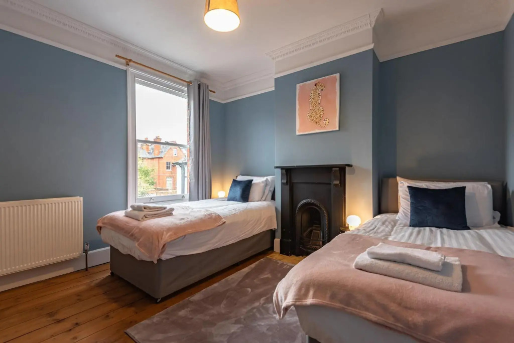 Sleeps 6 - 2 Bedroom Reading House - With WiFi, Netflix, Parking & Garden by JDF Property