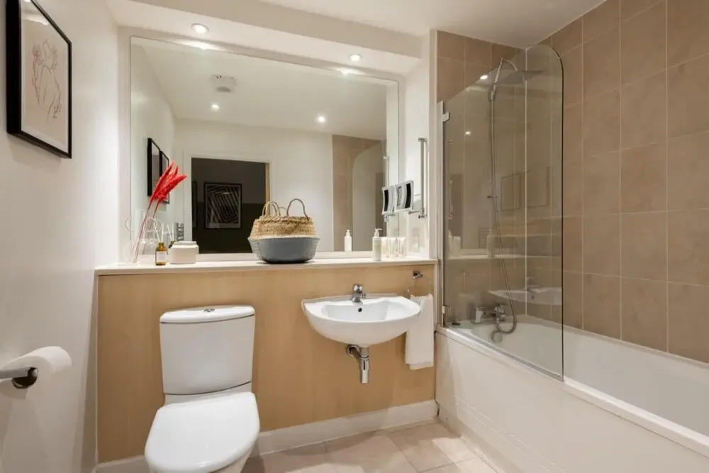 The Bow Mews - Modern Bright 2bdr Apartment With Patio