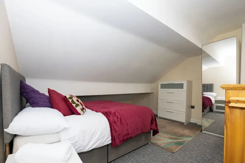 Stunning 3 Bedroom Home in Newcastle-under-lyme With Garden