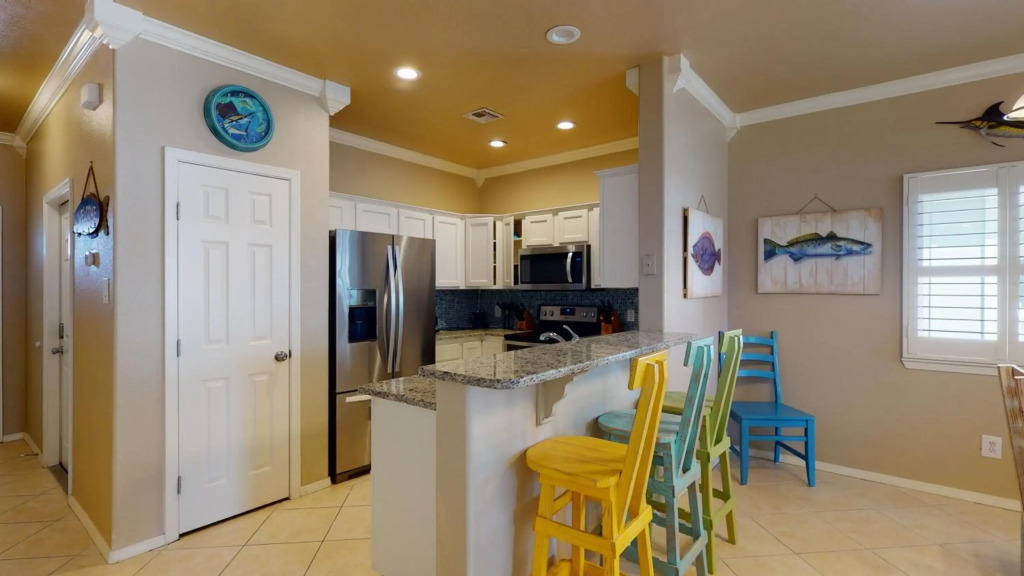 SFH201 Newly Renovated Ground Floor Townhome, Shared Pool, Near Beach