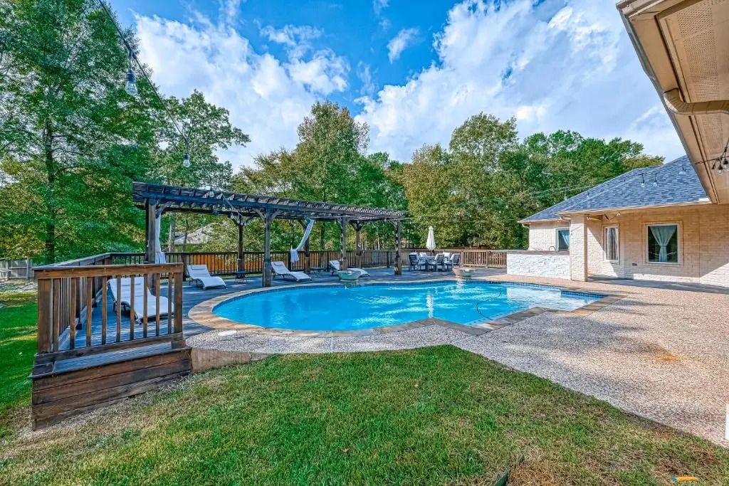 Great Escape With Private Pool and Deck