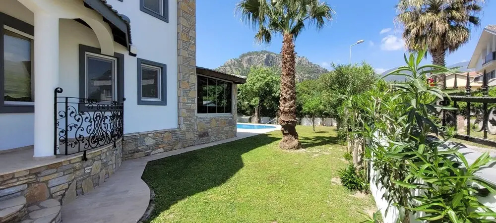 Immaculate 4-bed Villa With Large Garden and Pool