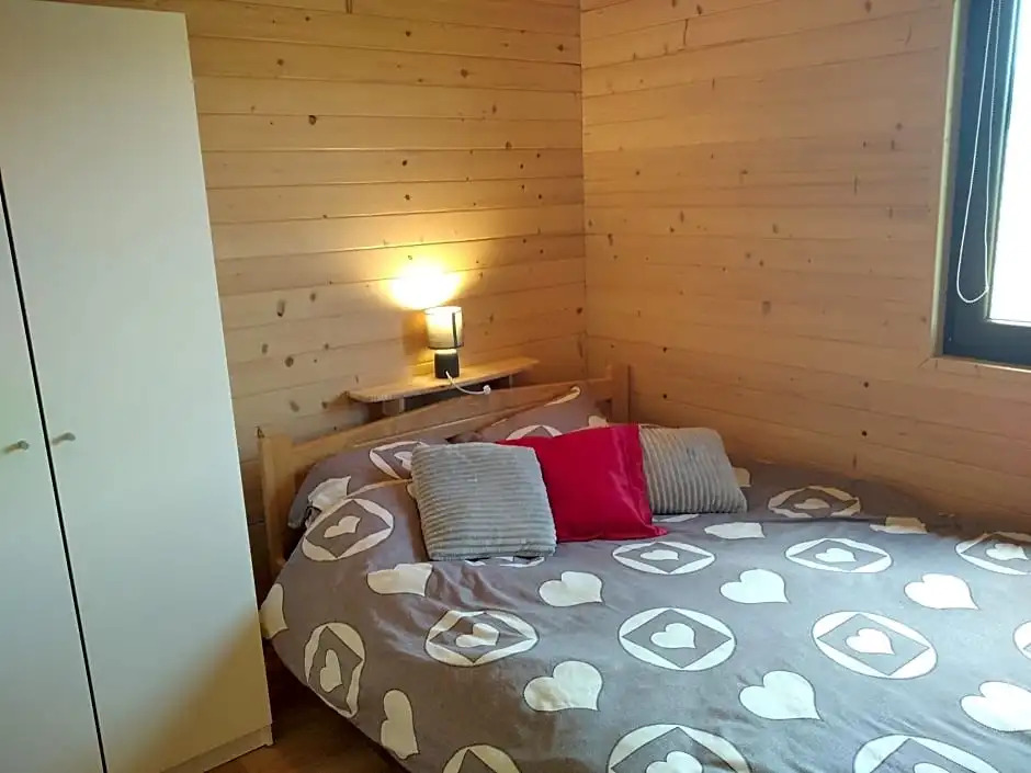 Domki i apartamenty nad jeziorem solińskim z basenem I widokiem na góry