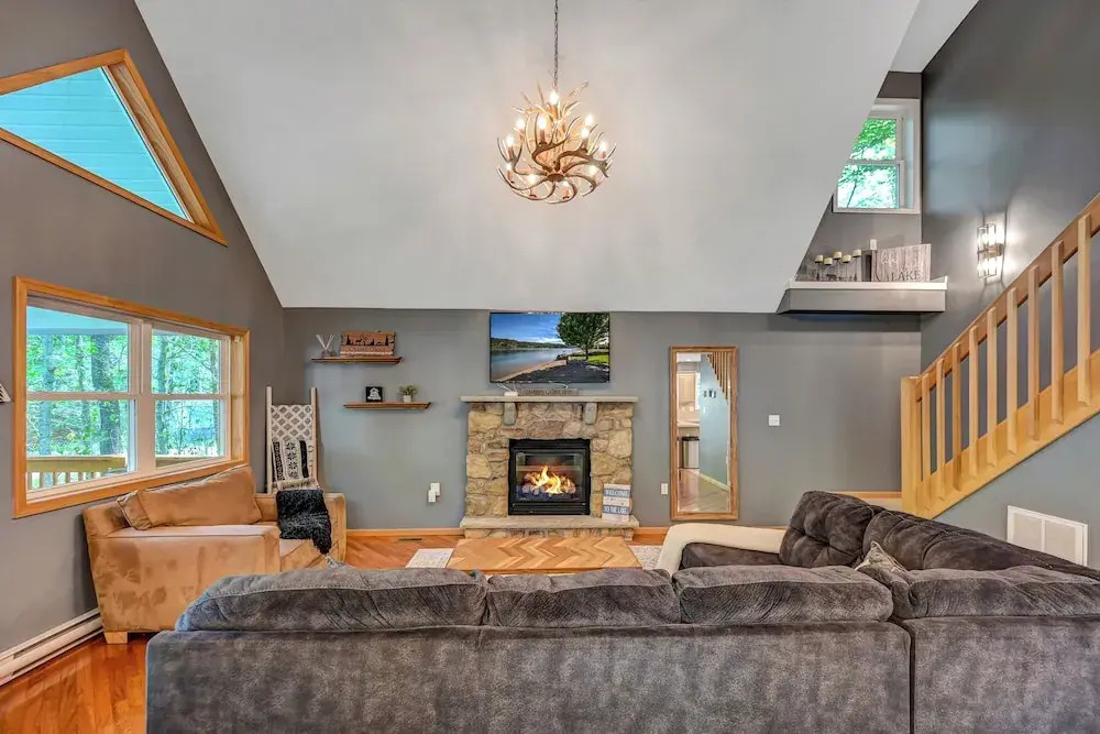 1 Mi to Beach: Pocono Lake Chalet w/ Decks